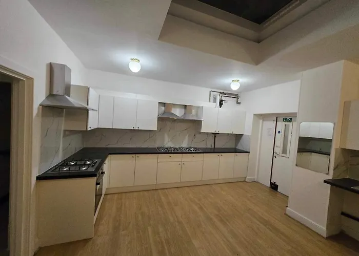 En Suite Single Room Own Shower R5