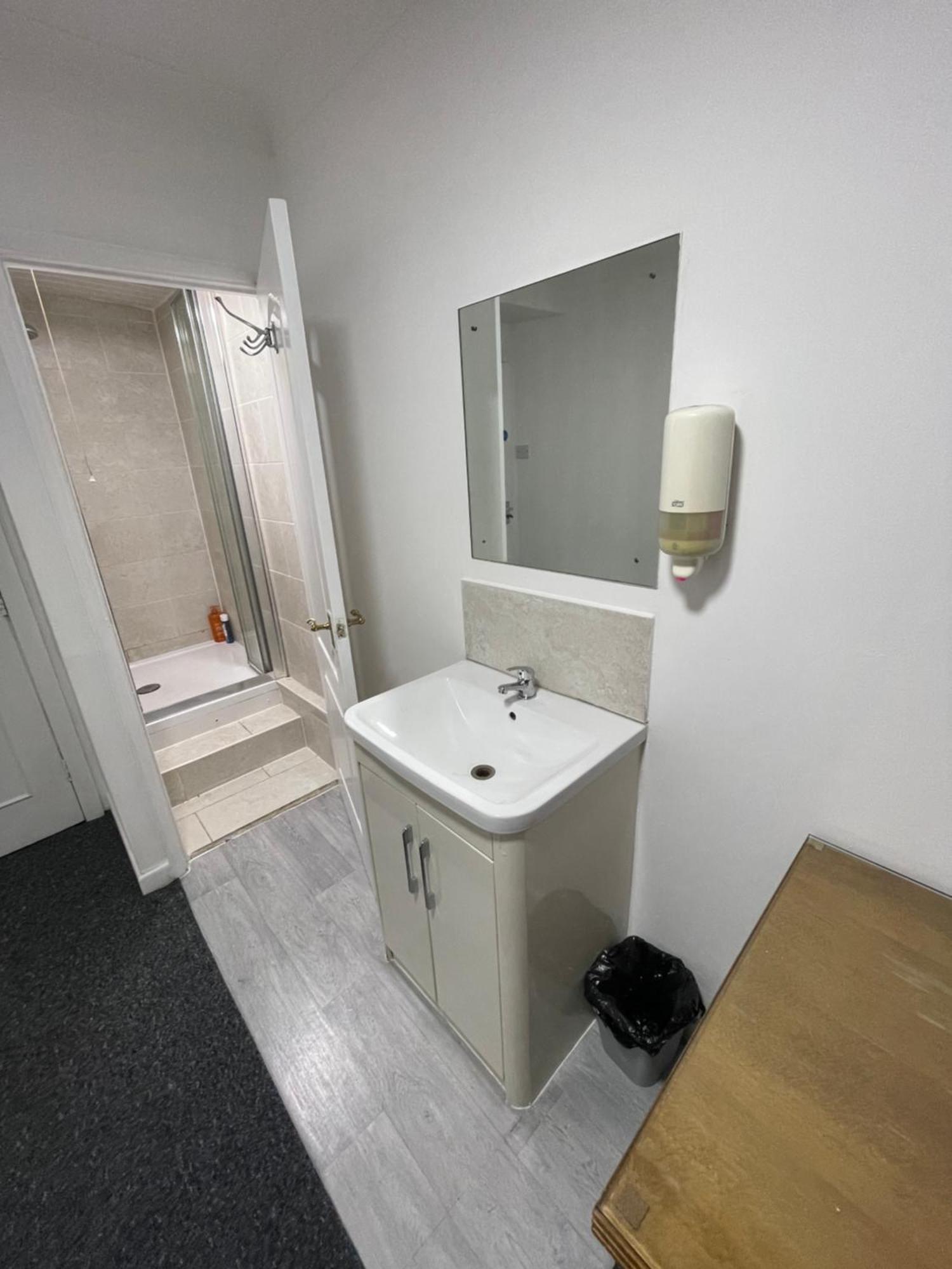 Hotel En Single Own Shower R5