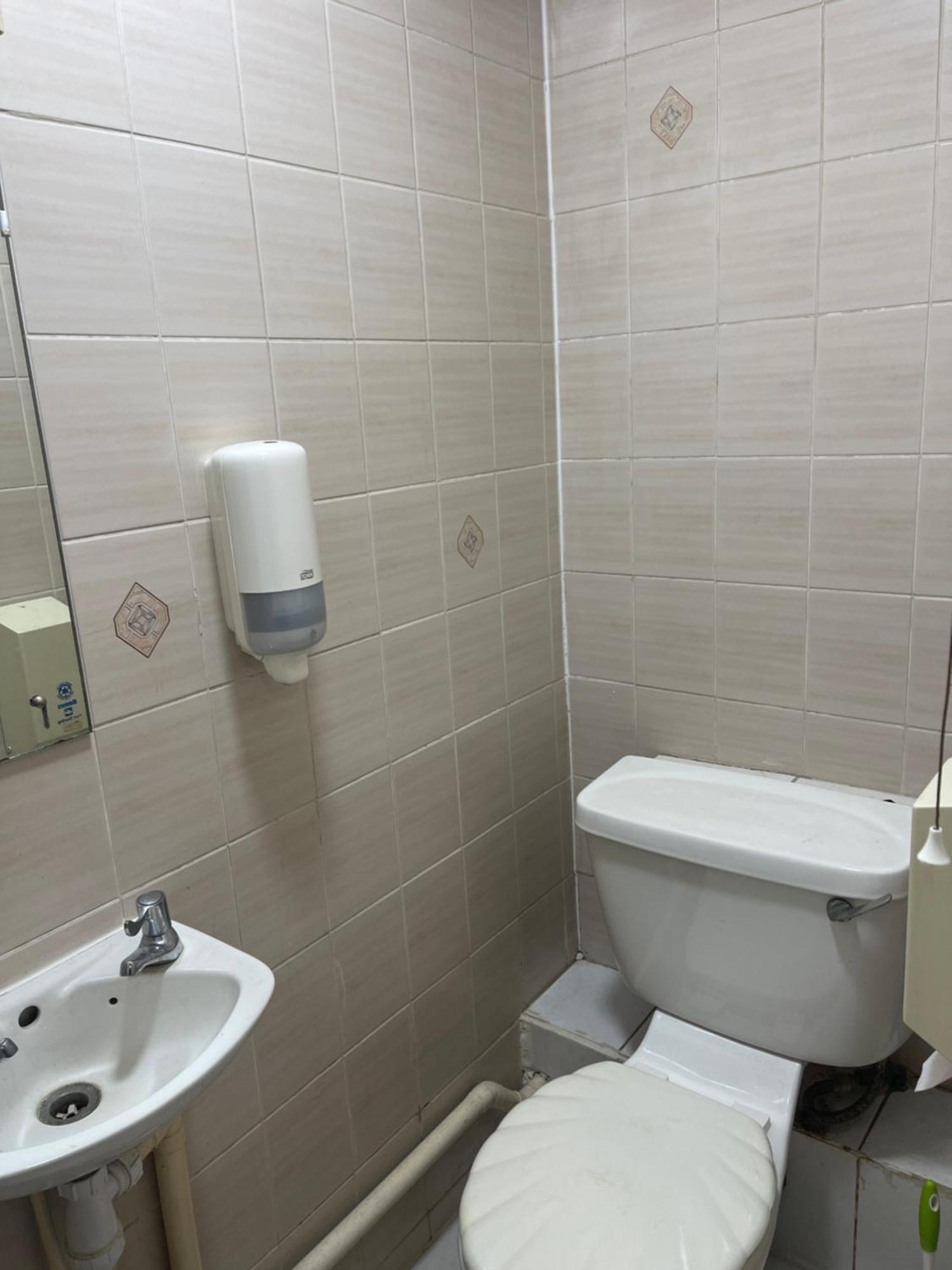 En Single Own Shower R5 Hotel *