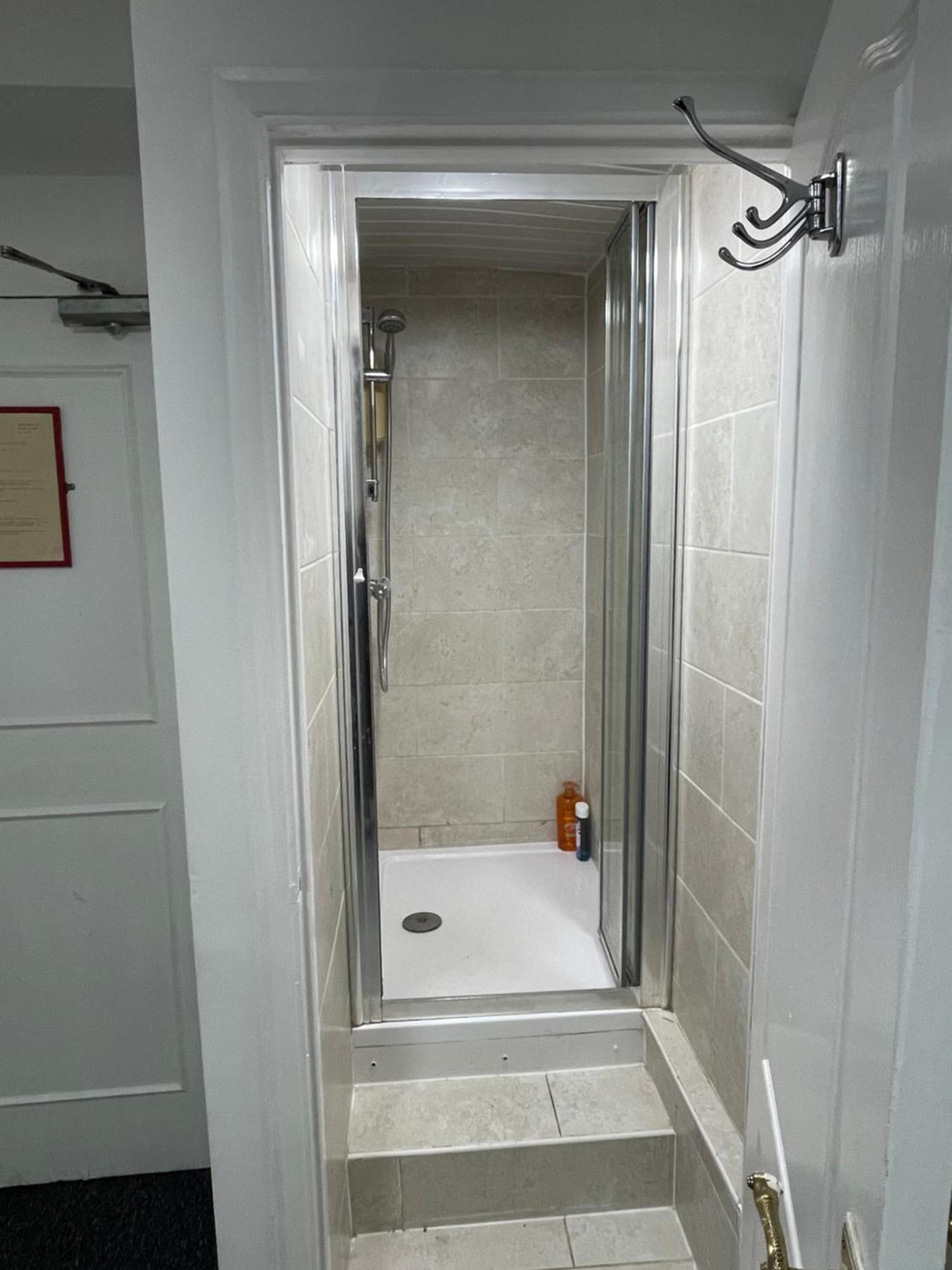 En Single Own Shower R5