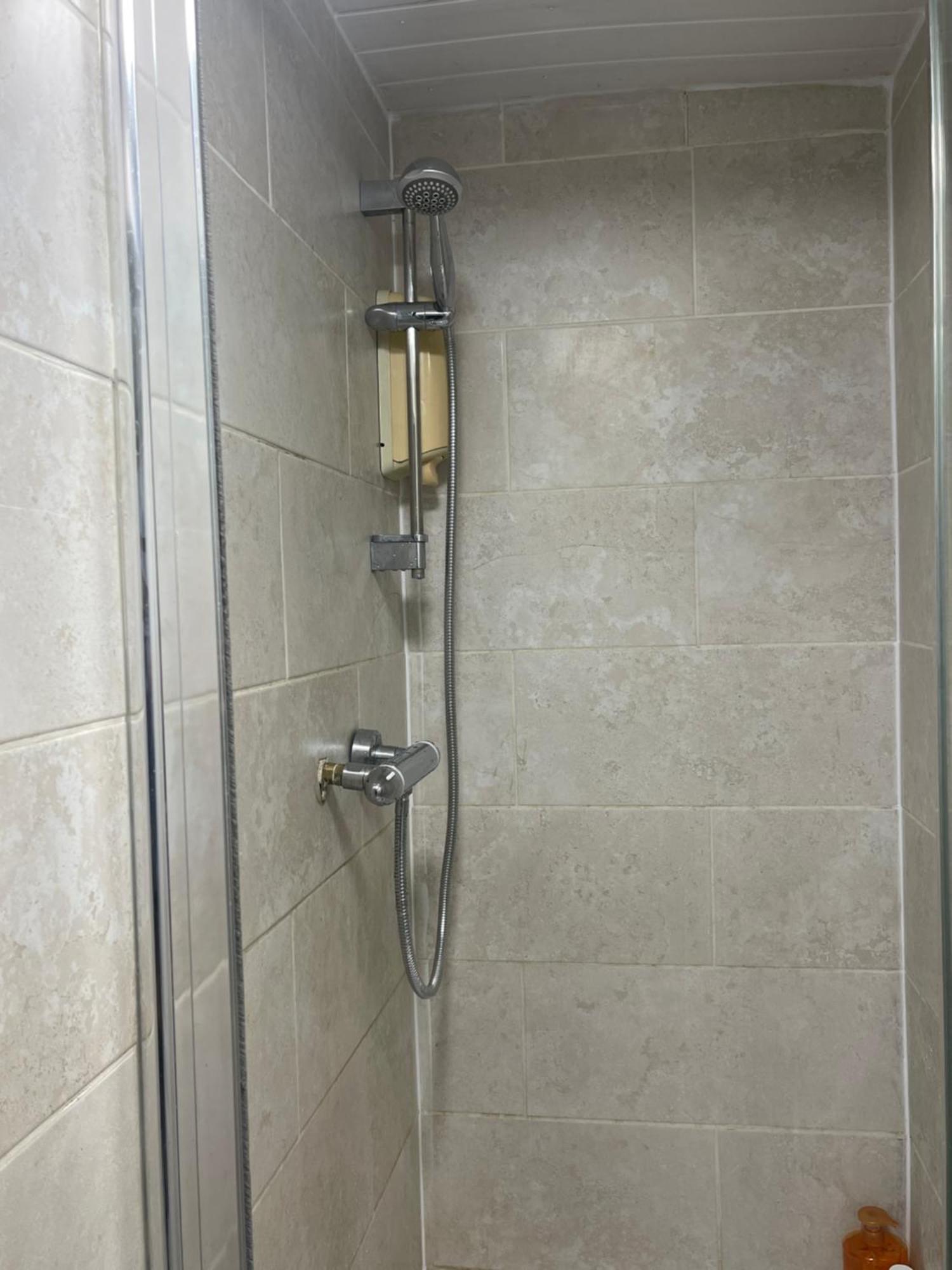 En Single Own Shower R5 * Reading