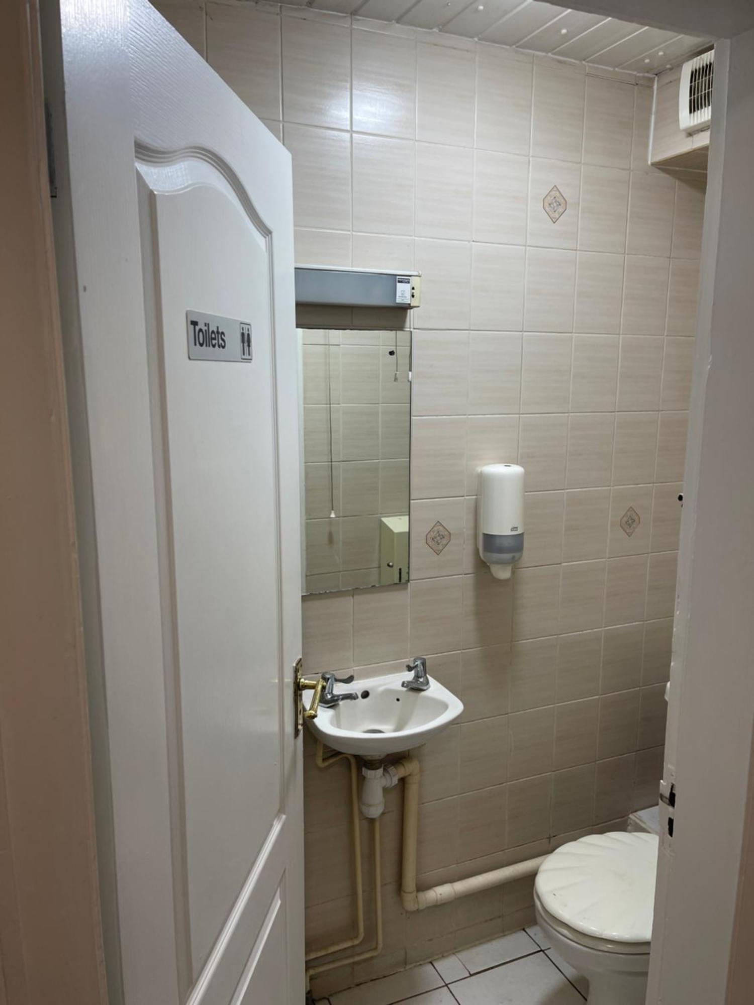 Hotel En Single Own Shower R5 Reading